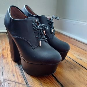 Dollhouse size 8 women's black pleather heels